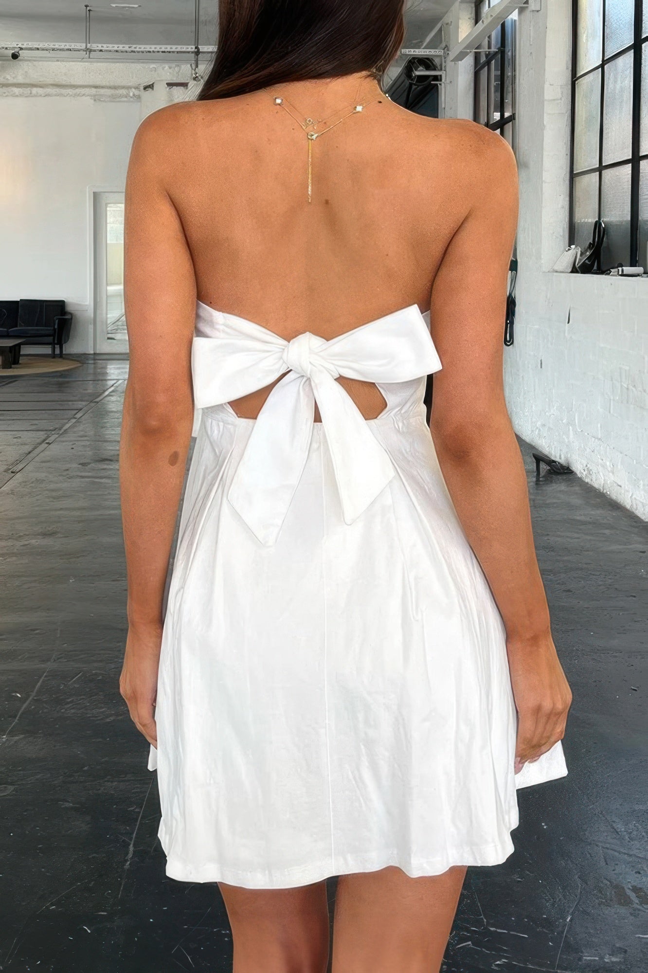 Vestido Mini Ombro a Ombro Plissado com Nó nas Costas - Glamour & Co